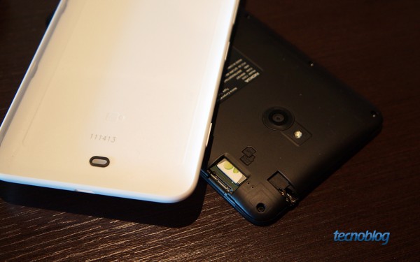 As entradas para Micro-SIM e microSD ficam bem próximas no Lumia 1320