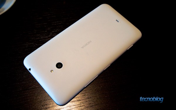 Traseira do Lumia 1320: quase um Lumia 625 esticado