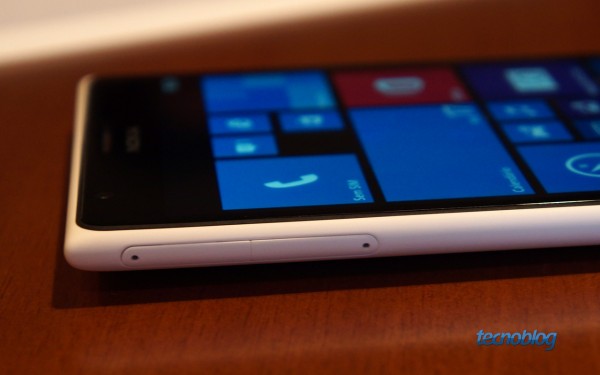 No Lumia 1520, você precisa de uma pequena chave inclusa na caixa para ter acesso aos slots Nano-SIM e microSD