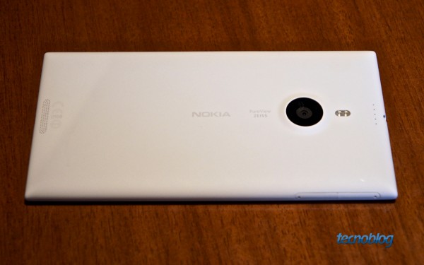 Lumia 1520 se parece mais com o Lumia 925 (e a traseira não é removível)