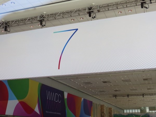 O banner do iOS 7 já deu as caras no Moscone West (Foto: 9to5Mac)