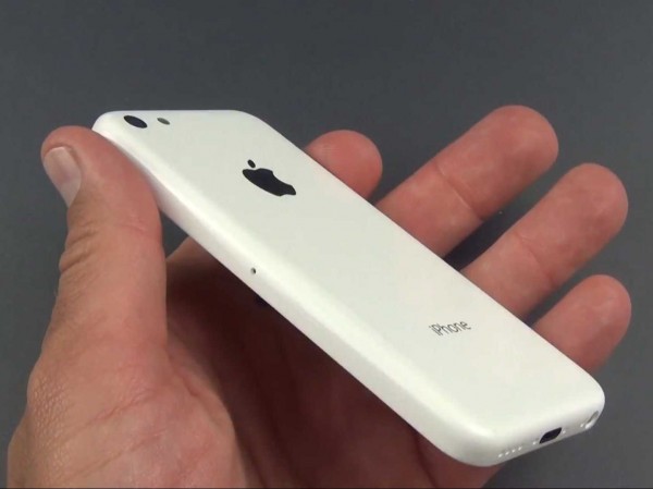 Há um rumor de que este seria o iPhone 5C. Em outra foto, dá para ver dezenas de caixas superbaratas do produto num mesmo compartimento