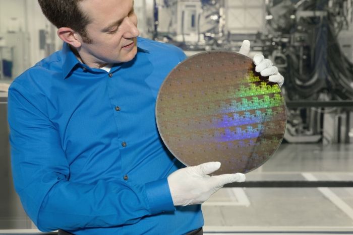 O engenheiro Nicolas Loubet com um wafer de chips de 5 nanômetros