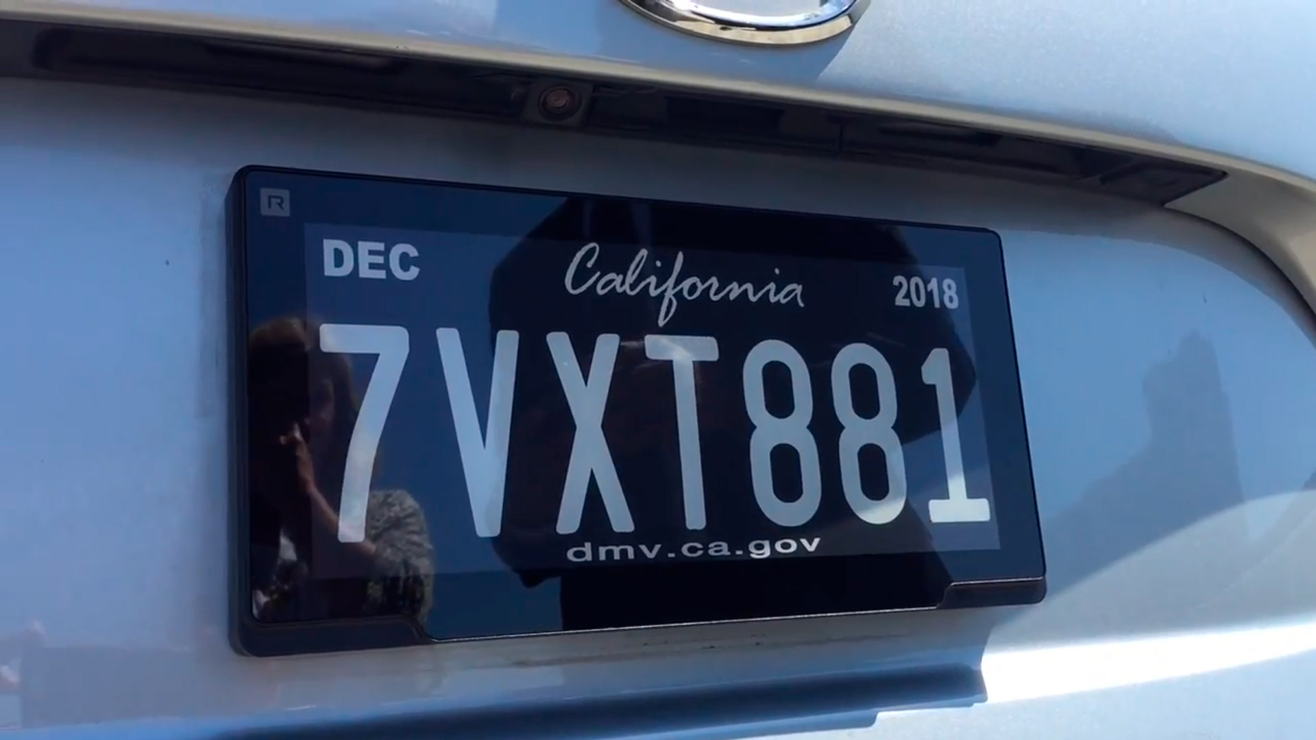 Califórnia testa placas de carro digitais que podem indicar localização de veículos roubados