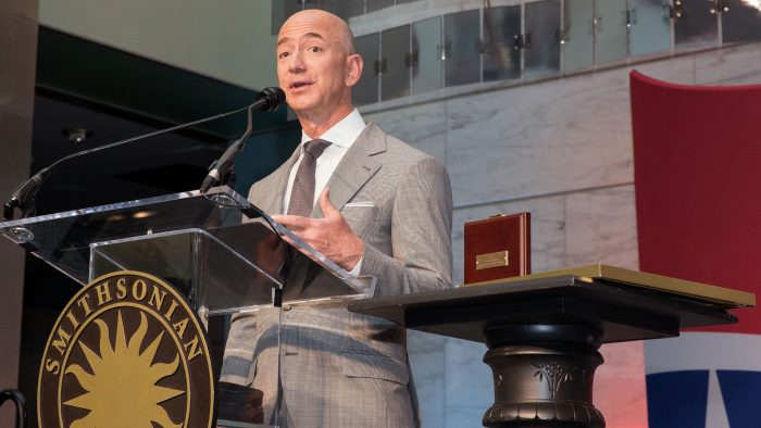Jeff Bezos tem US$ 150 bilhões e vira homem mais rico da história recente Jeff-bezos-evento-1-700x394