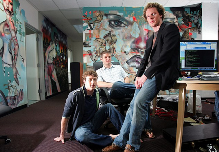 The New York Times / Mark Zuckerberg, Dustin Moskovitz e Sean Parker no escritório do Facebook, em 2005 / quem fundou o facebook