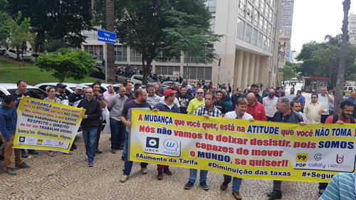 Motoristas da Uber no Brasil fazem manifestação por aumento de tarifas