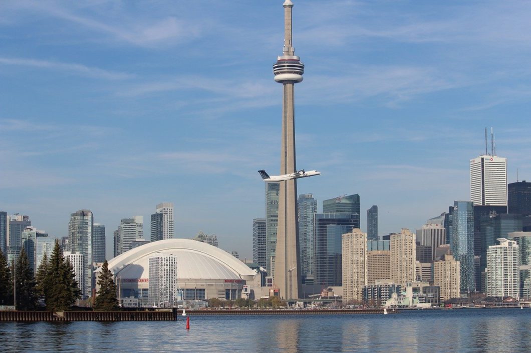 برج سي إن في تورونتو. يحتوي البرج أيضًا على هوائيات خلوية. الصورة: هناك / Pixabay