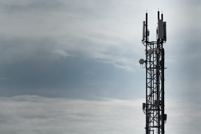 Torre com antenas de celular