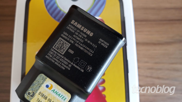 Adaptador de plugue que vem com o Samsung Galaxy M31 (Imagem: Darlon Helder / Technoblog)