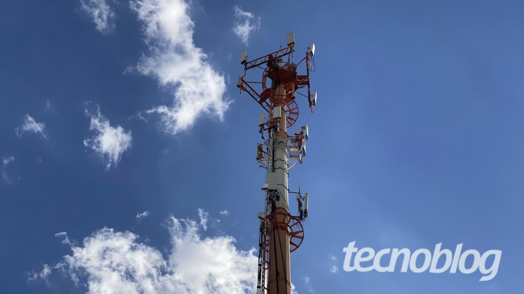 Cell phone tower.  Photo: Lucas Braga/Technoblog