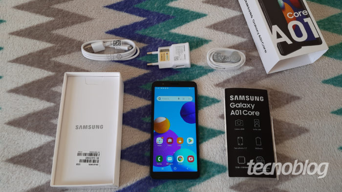 Kit (caixa) com os acessórios do Galaxy A01 Core