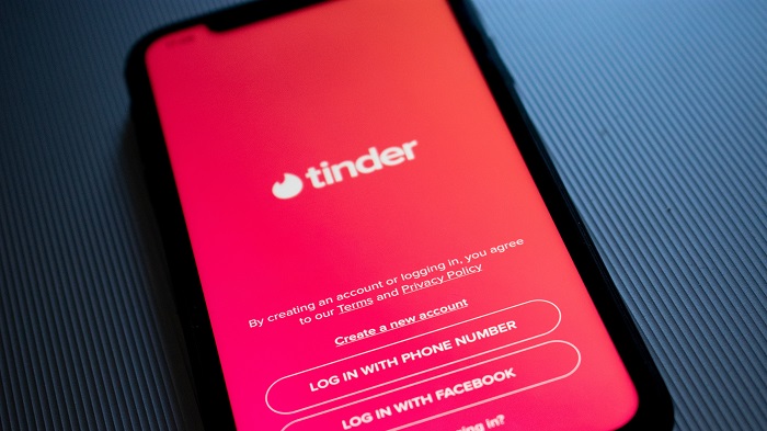 App Tinder (Imagem: Kon Karampelas/Unsplash)