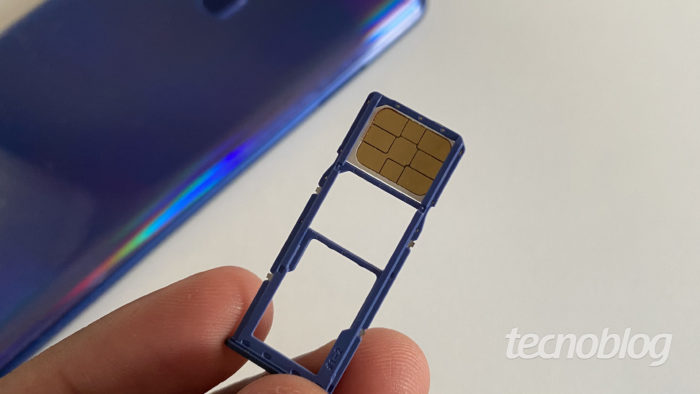 Tray and nano-SIM card (Image: Darlan Helder / Tecnoblog)
