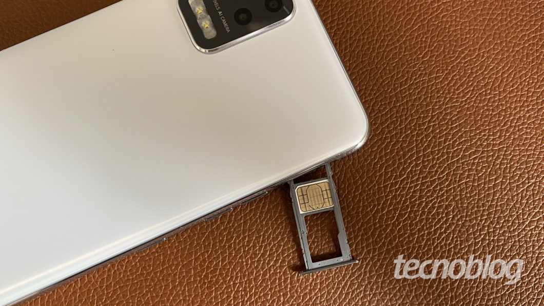LG K62 + with tray and nano-SIM card (Image: Darlan Helder / Tecnoblog)