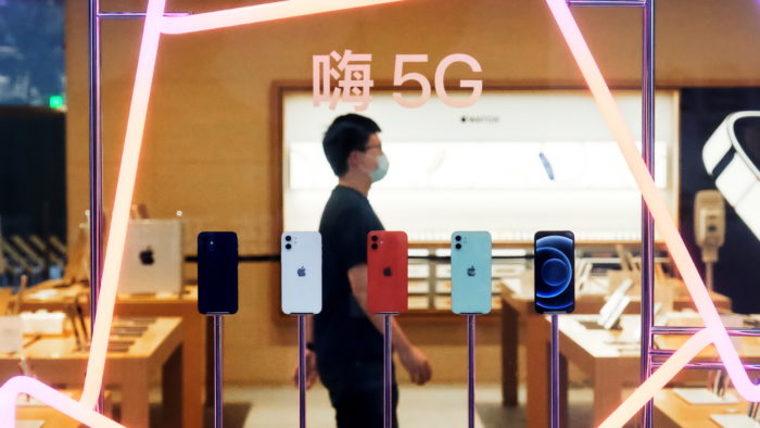 iPhone 12 com 5G em loja na China (Imagem: Divulgação/Apple)