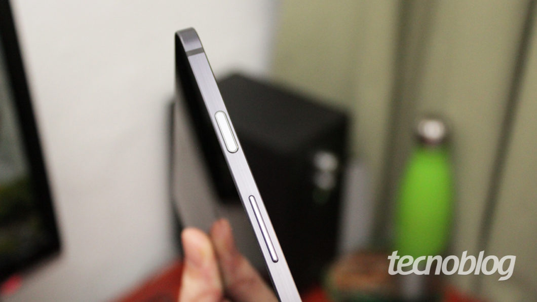 The fingerprint sensor is integrated with the on / off switch (image: Emerson Alecrim / Tecnoblog)