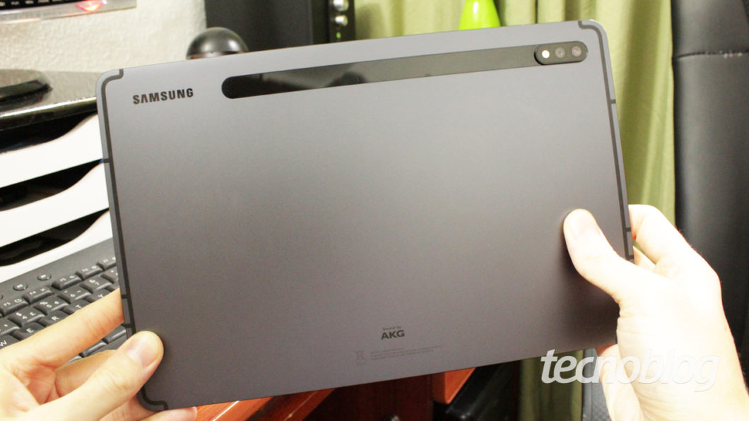 Back of Galaxy Tab S7 (image: Emerson Alecrim / Tecnoblog)