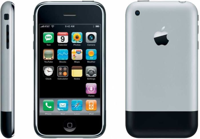 iPhone pequeno: o iPhone 2007 foi o menor modelo já lançado (Imagem: Divulgação/Apple)