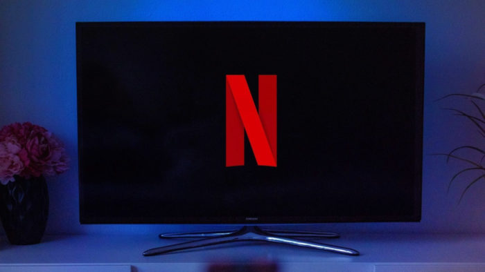 TV com logo da Netflix (Imagem: David Balev/Unsplash)