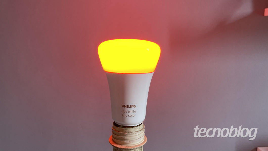 Smart Philips Hue Lamp (Image: Darlan Helder / Tecnoblog)