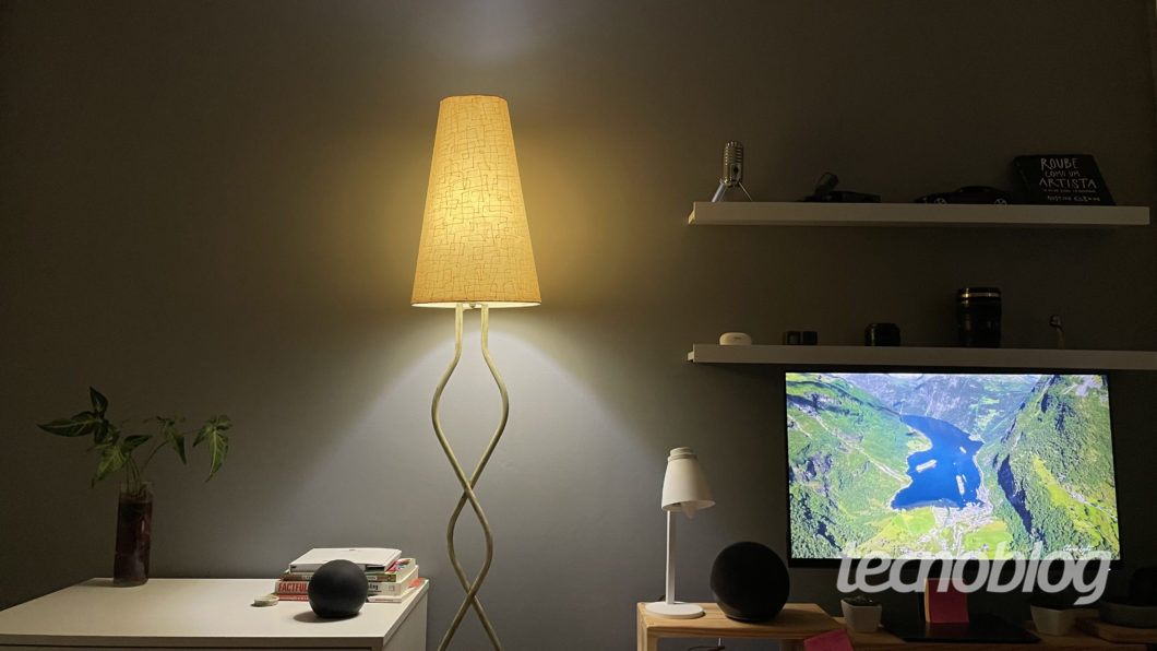 Smart Philips Hue Lamp in power mode (Image: Darlan Helder / Tecnoblog)