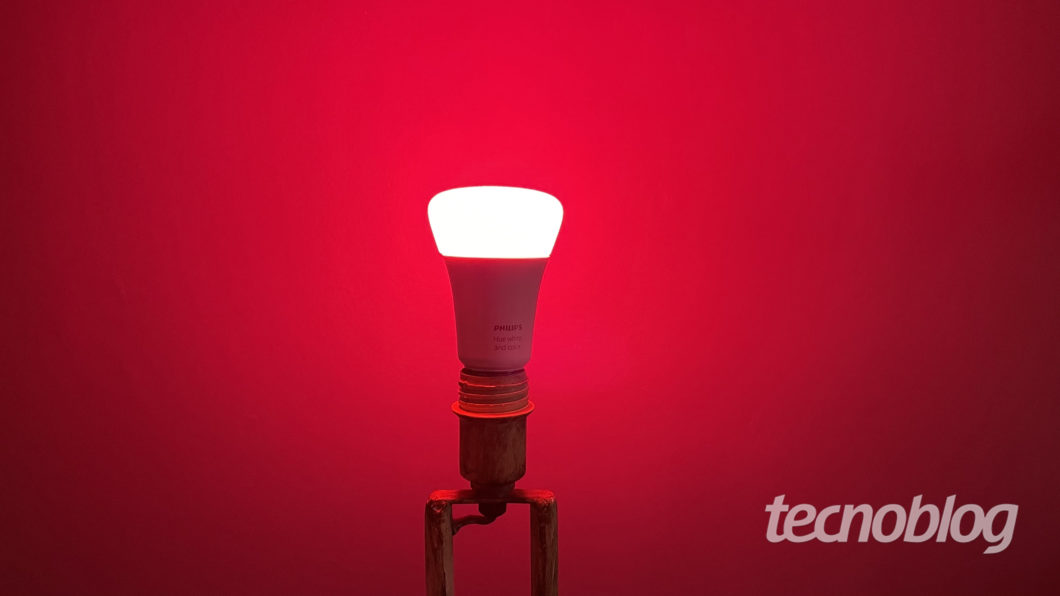 Smart Philips Hue Lamp in red (Image: Darlan Helder / Tecnoblog)