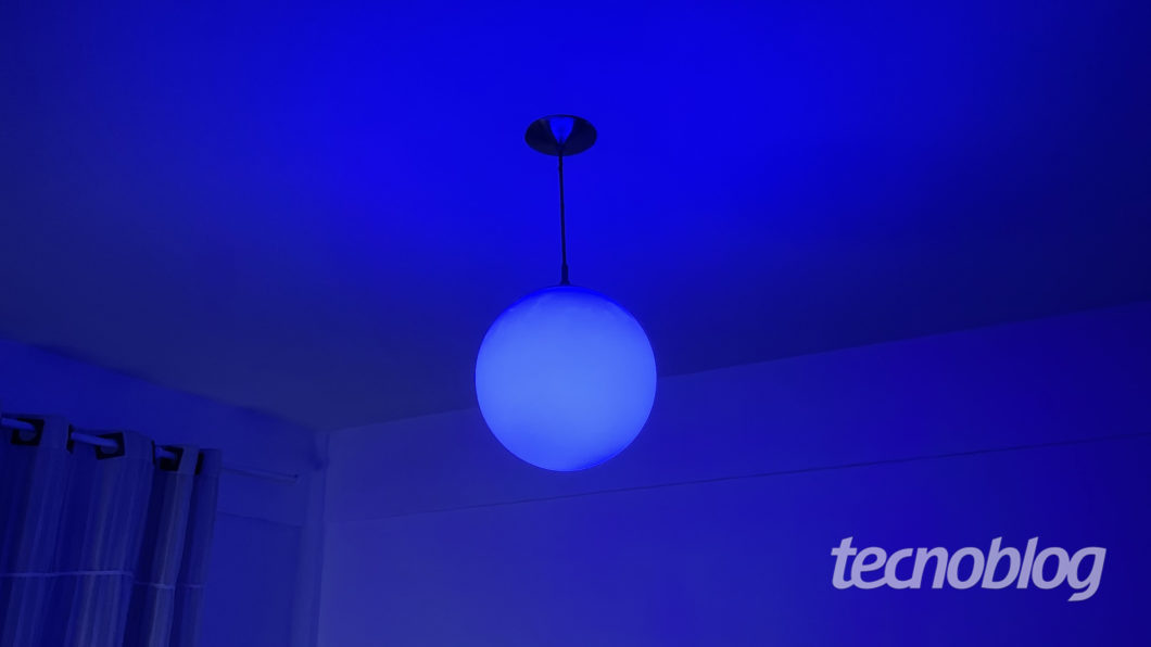 Smart Philips Hue Lamp in blue (Image: Darlan Helder / Tecnoblog)