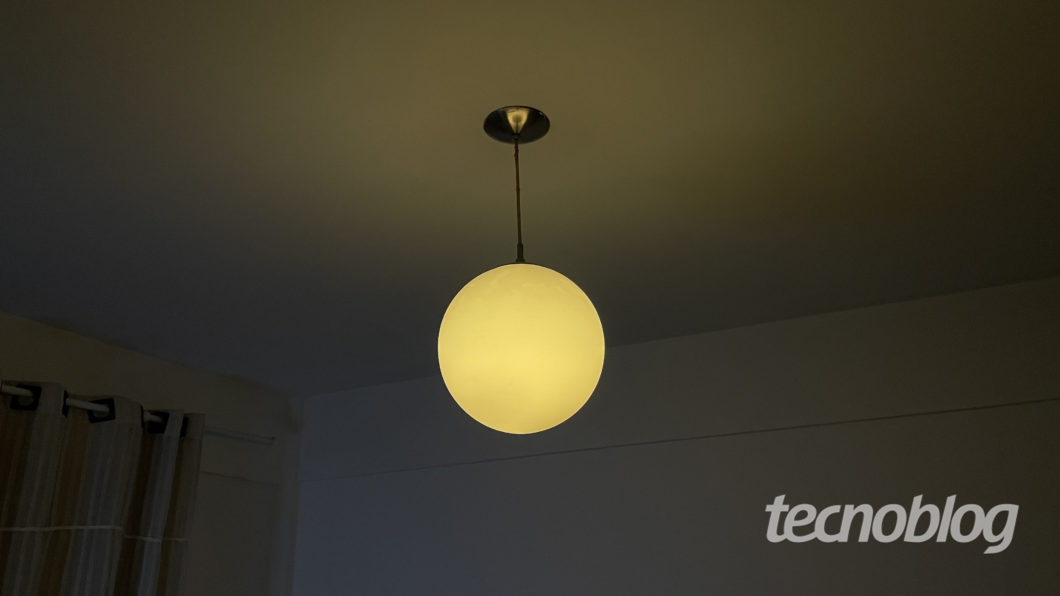 Smart Philips Hue Lamp in yellow (Image: Darlan Helder / Tecnoblog)