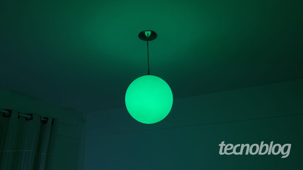 Smart Philips Hue Lamp in green (Image: Darlan Helder / Tecnoblog)