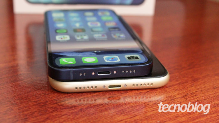 iPhone 12 Mini e iPhone XR (imagem: Emerson Alecrim/Tecnoblog)