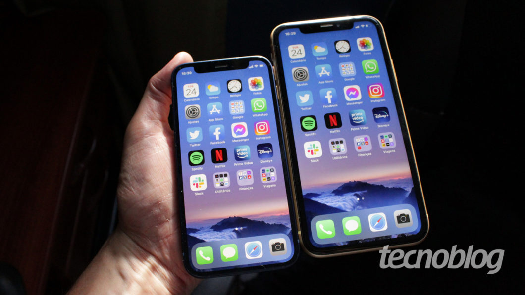 iPhone 12 Mini next to an iPhone XR (image: Emerson Alecrim / Tecnoblog)