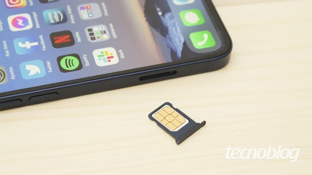 SIM card drawer for iPhone 12 Mini (image: Emerson Alecrim / Tecnoblog)