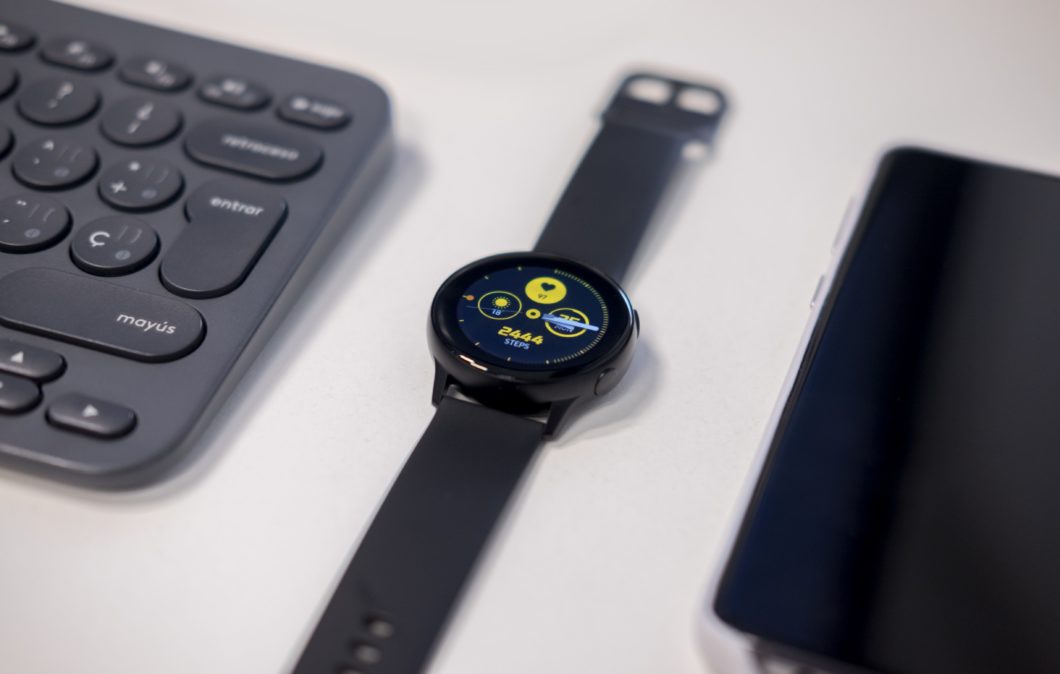 Samsung Galaxy Watch Active (Image: Emiliano Cicero / Unsplash)