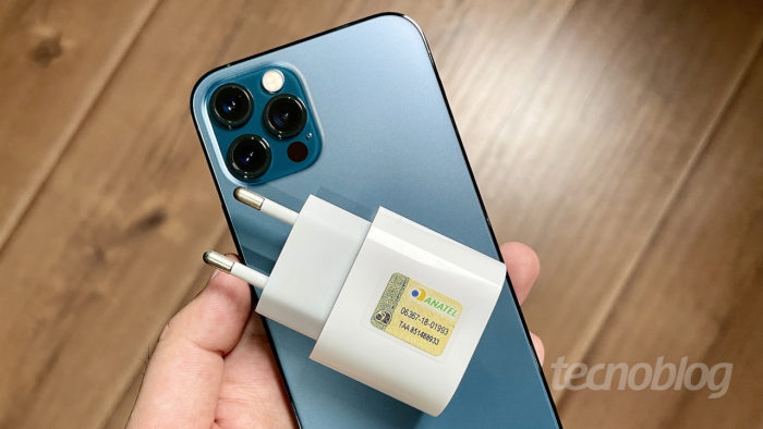 iPhone 12 Pro and charger approved by Anatel (Image: Paulo Higa / Tecnoblog)