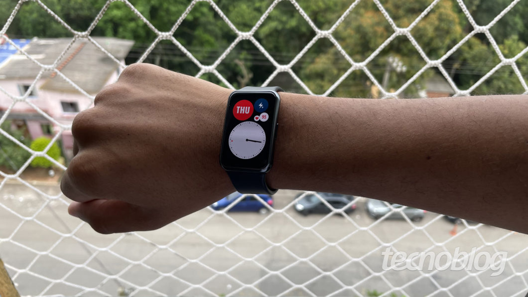 Smartwatch Huawei Watch Fit (Imagem: Darlan Helder/Tecnoblog)