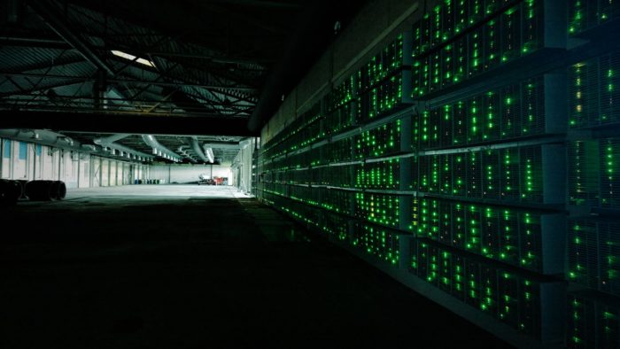 Centro de mineração de criptomoedas (Imagem: Marko Ahtisaari/Flickr)