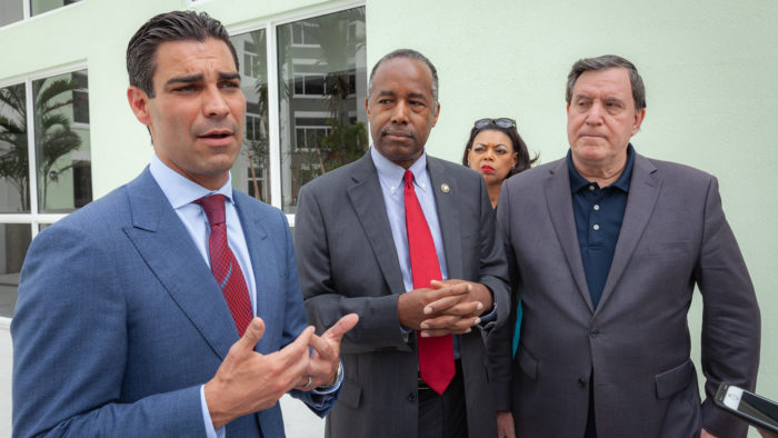 Prefeito de Miami, Francis Suarez a esquerda (Imagem: U.S. Dept. of Housing and Urban Development/Flickr)