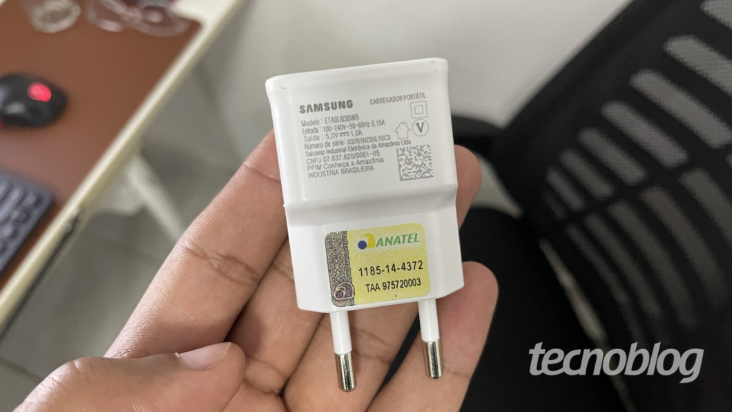 Samsung Galaxy A02s 5-watt charger (Image: Darlan Helder / Tecnoblog)