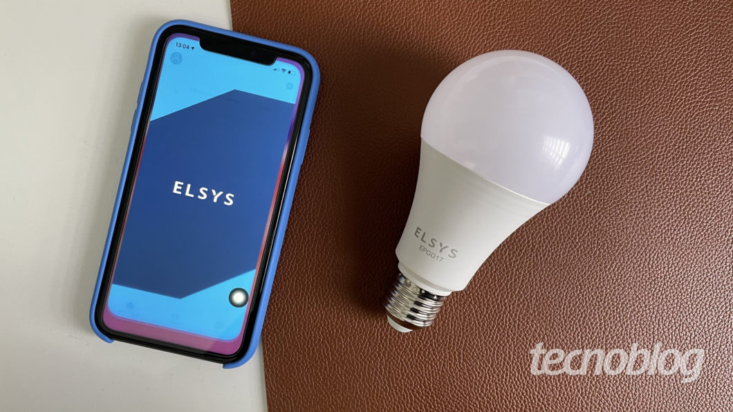 Smart Wi-Fi Lamp Elsys and Elsys Casa + app (Image: Darlan Helder / Tecnoblog)