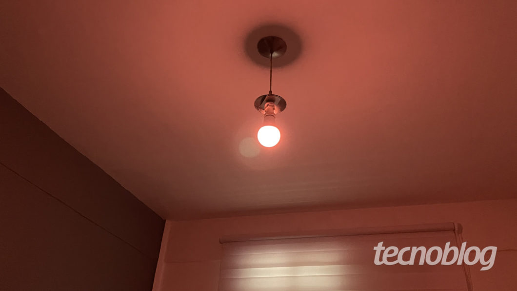 Smart Wi-Fi Lamp Orange Elsys (Image: Darlan Helder / Tecnoblog)