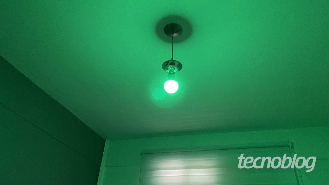 Smart Green Wi-Fi Lamp Elsys (Image: Darlan Helder / Tecnoblog)