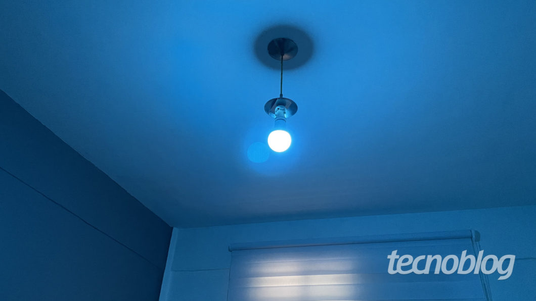 Light blue Smart Elsys Wi-Fi Lamp (Image: Darlan Helder / Tecnoblog)
