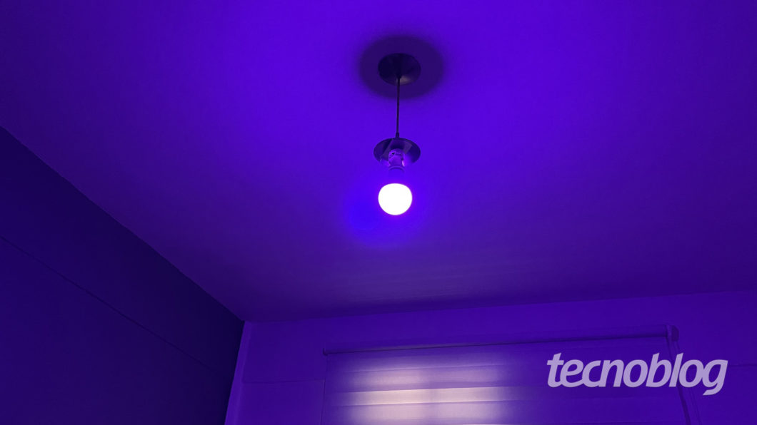 Purple Smart Wi-Fi Lamp Elsys (Image: Darlan Helder / Tecnoblog)