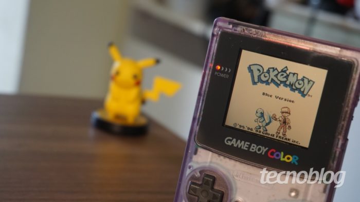 Game Boy Color com cartucho de Pokémon Blue (Imagem: André Fogaça/Tecnoblog)