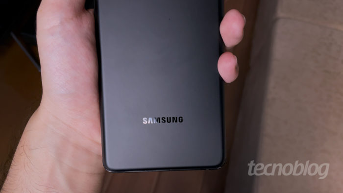 Samsung <a href='https://meuspy.com/tag/Espionar-Galaxy'>Galaxy</a> S21 Ultra (Imagem: Paulo Higa/Tecnoblog)