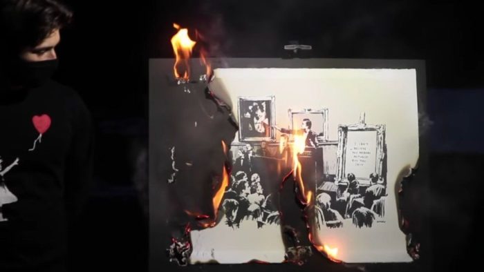 Pintura "Morons" de Banksy é queimada ao vivo (Imagem: Reprodução/