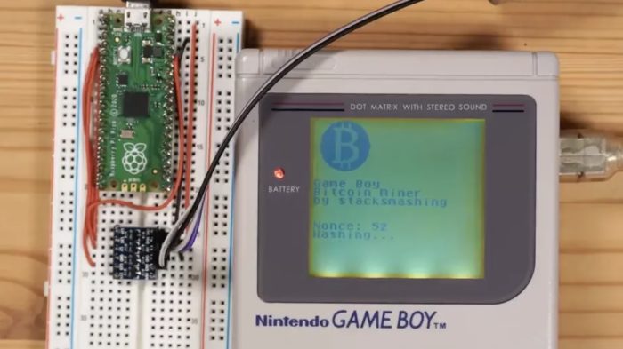 Game Boy modificado usado para minerar bitcoin (Imagem: Reprodução/StackSmashing)