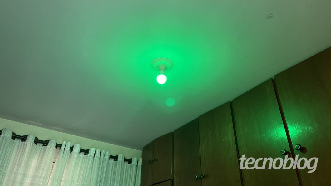 Smart Wiz A60 lamp in green (Image: Darlan Helder / Tecnoblog)
