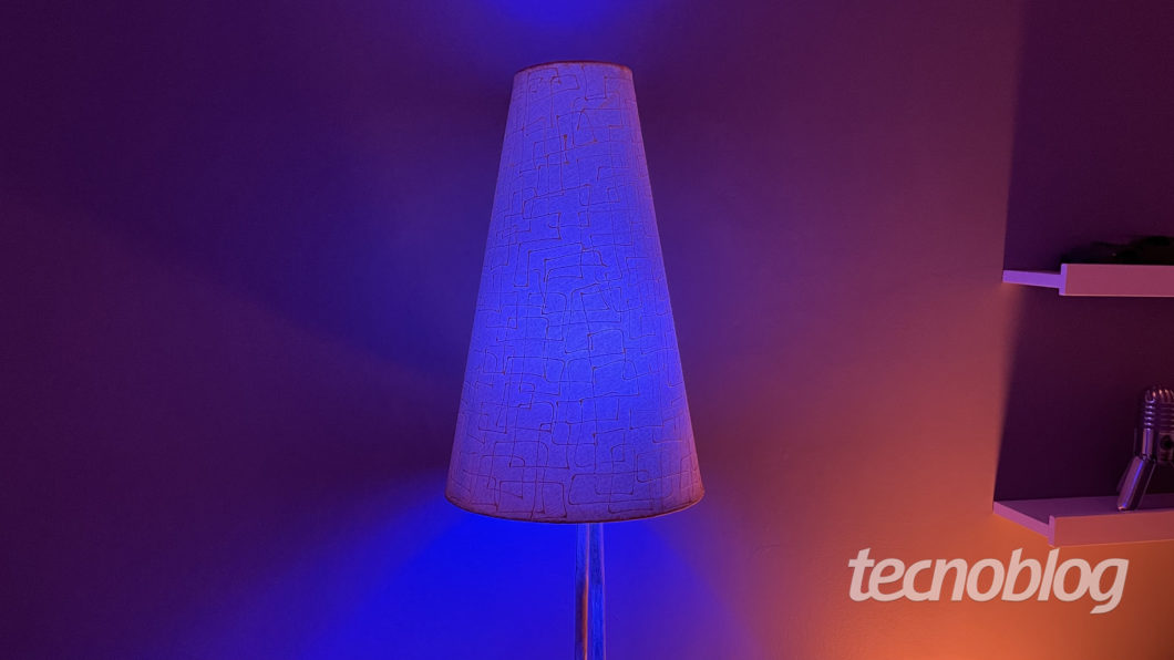 Smart Lamp Wiz A60 in Party mode (Image: Darlan Helder / Tecnoblog)
